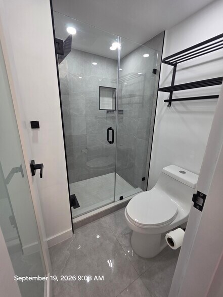 Master bathroom - 6446 Miami Lakes Dr