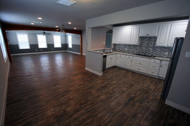Building Photo - 305 Gilchrist Ave