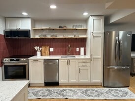 Building Photo - 632 NE Russell St