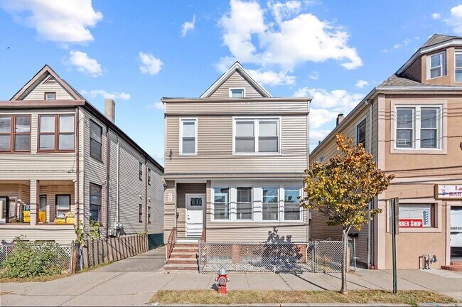 Building Photo - 413 Lanza Ave