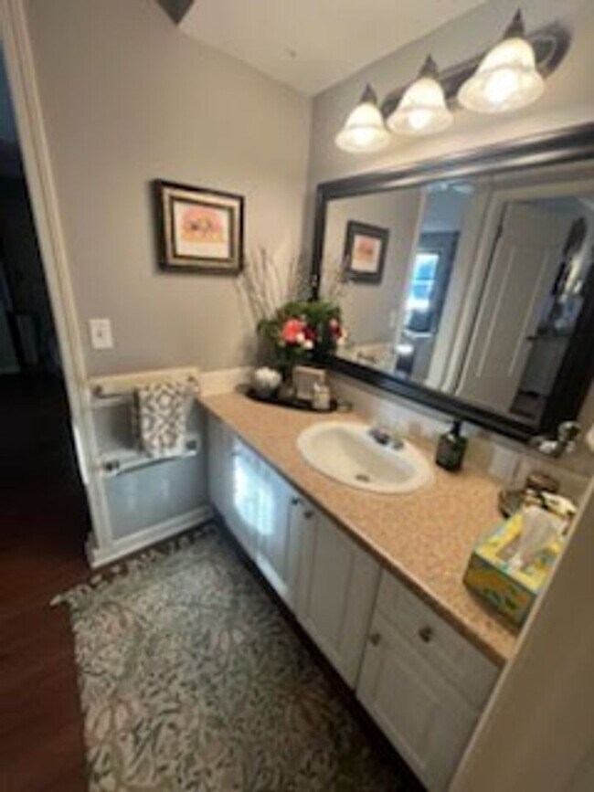 Building Photo - 1 Bedroom Condo in Hopkins