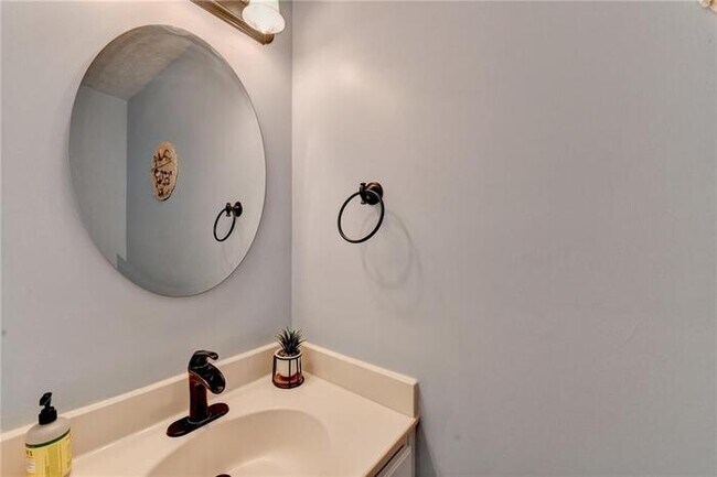 Building Photo - House 3 Beds 3 Baths