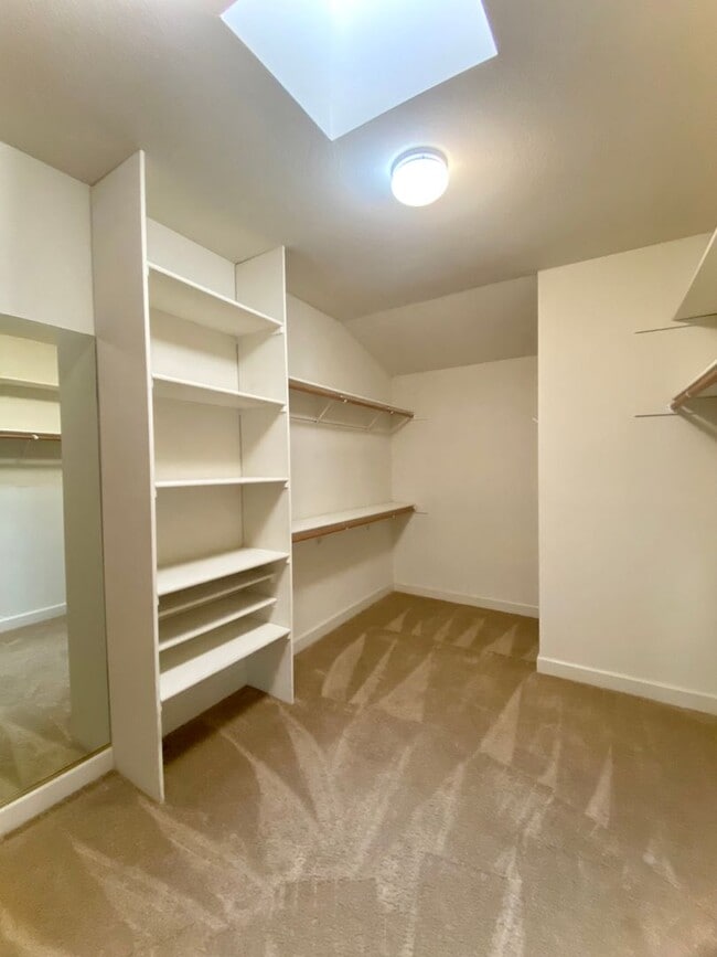 Building Photo - Spacious 5-bedroom Home Located in Niles Neighborhood of Fremont!