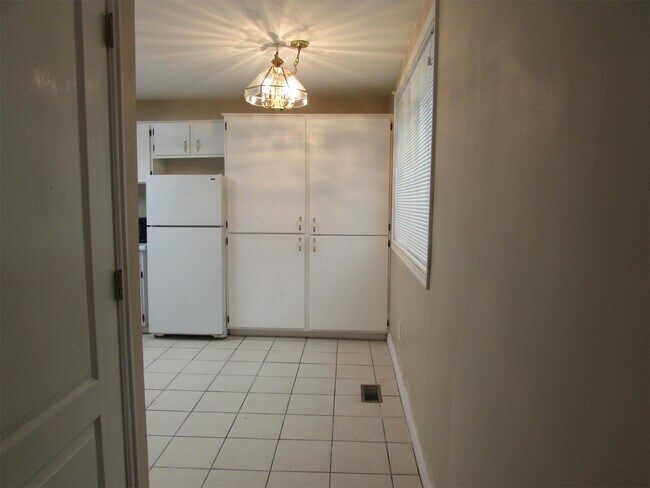 Building Photo - 465 Pamela Way