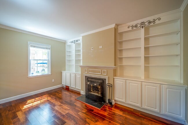 Building Photo - Charming End Townhouse in Prime North Old Town Location