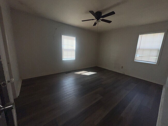 Building Photo - 2 bedroom 1 bathroom home