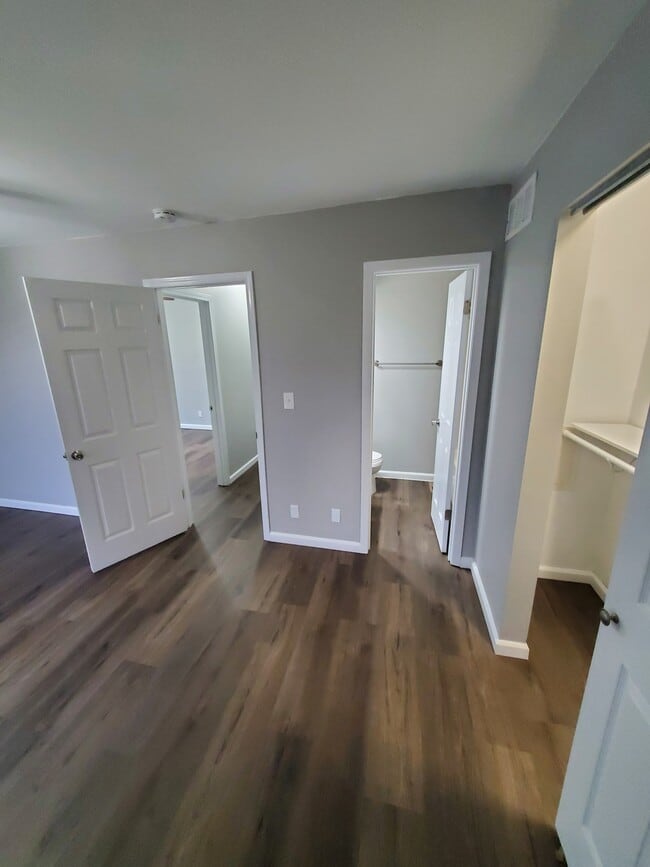 Building Photo - 12 Pebble Ct
