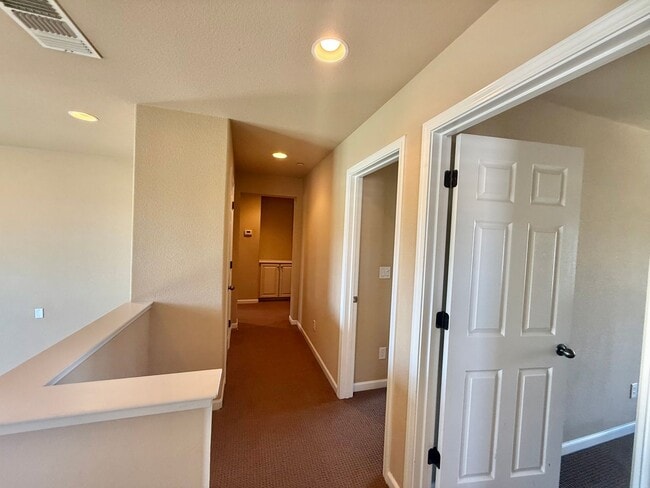 Building Photo - Charming 4 Bedroom Home in Springlake