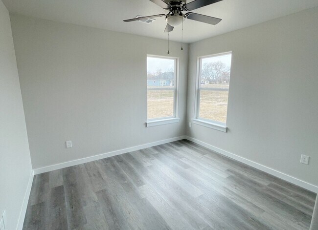 Building Photo - Gorgeous 3 Bedroom 2 Bath Home