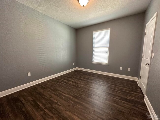 Building Photo - 841 Oak Aly