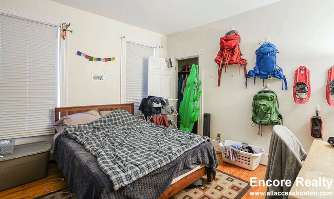 Building Photo - 13 Sachem St