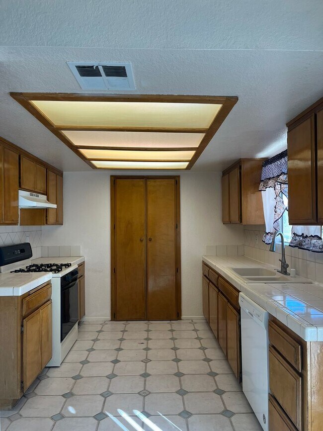 Building Photo - 3 bedroom 2 bathroom Home in the City of Victorville!