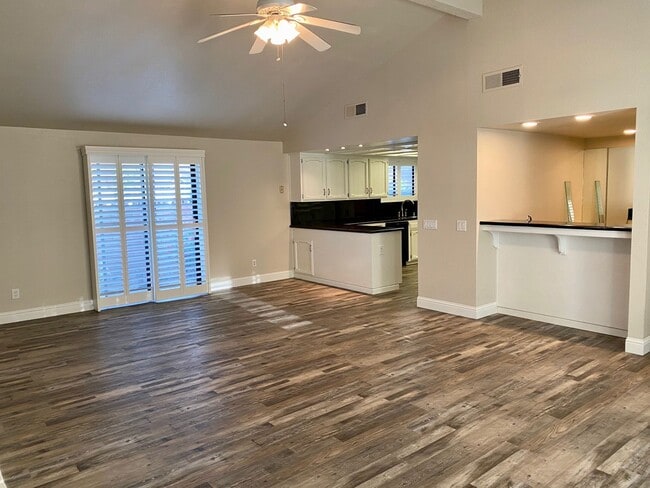 Building Photo - $2,250 Armstrong & Sierra, Beautiful 3 Bed...