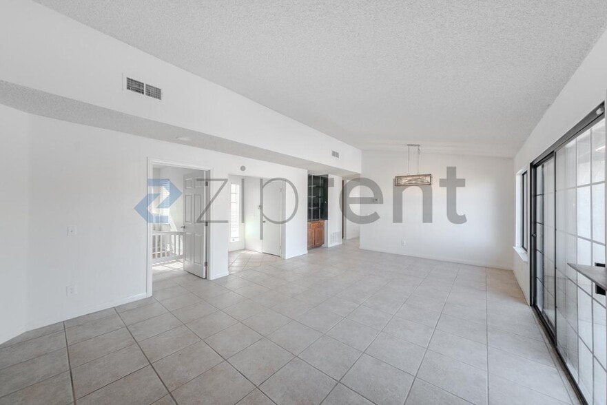 Building Photo - 5327 Meredith Ave