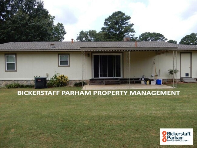 Building Photo - 4 Bedroom 2 Bath Located Off Of Double Chu...