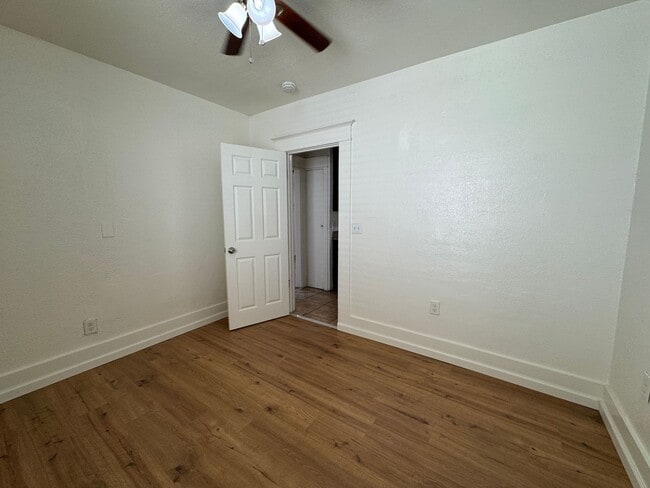 Building Photo - Cute 2 Bedroom, 1 Bathroom Cottage