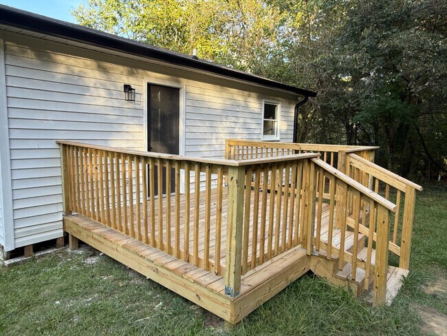 Building Photo - 411 Doak St