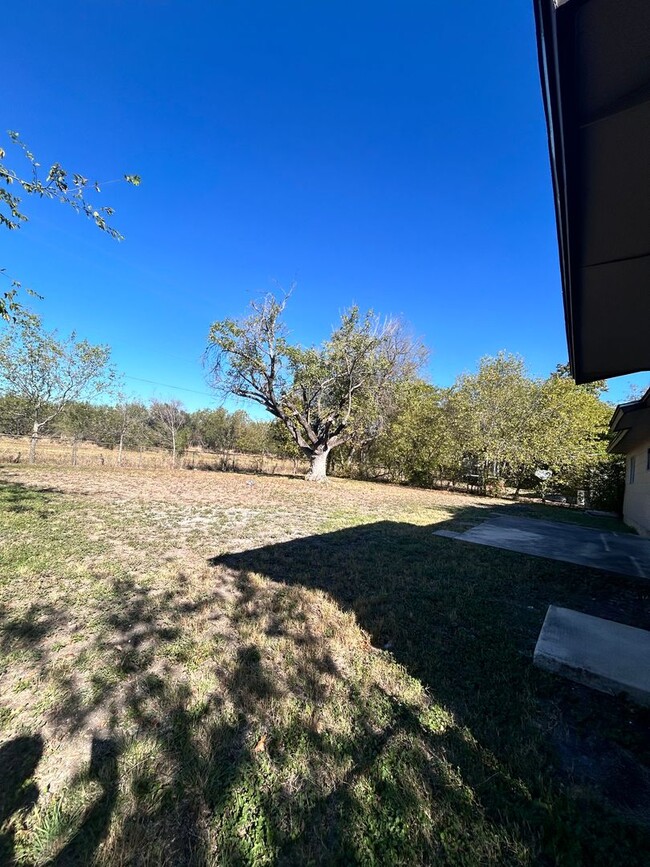 Building Photo - CUTE 3 BEDROOM HOME FEATURING 2 LIVING ARE...