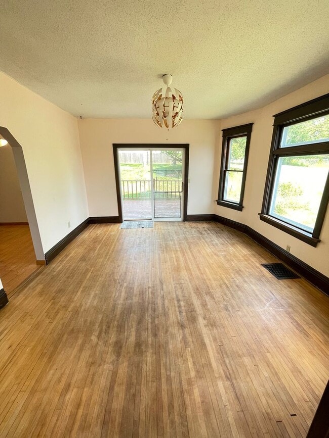 Building Photo - AVAILABLE JULY- 3 Bedroom, 1.5 Bath Home!