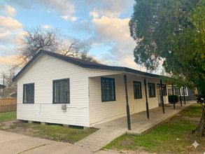 Building Photo - 6109 Wayland St