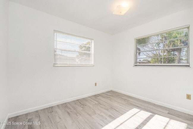 Building Photo - 557 Cox St