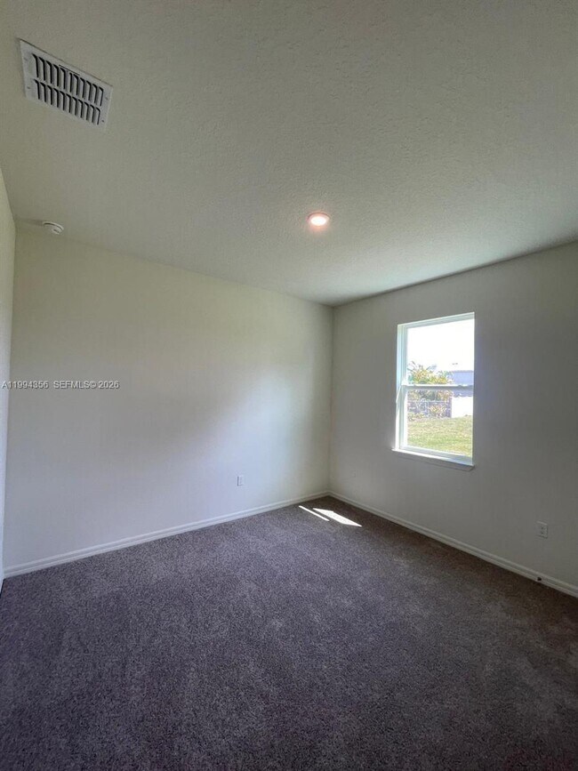 Building Photo - 2133 SE Flanders Rd