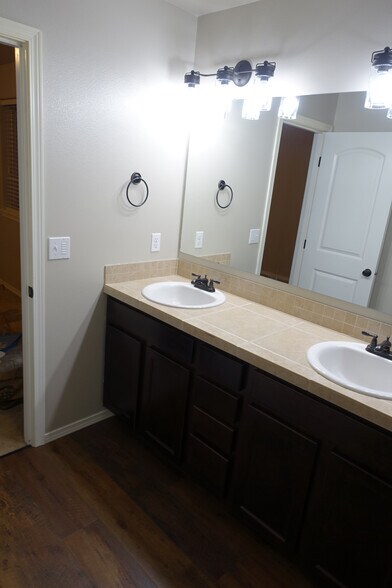 Master Bath - 7730 181st Street East