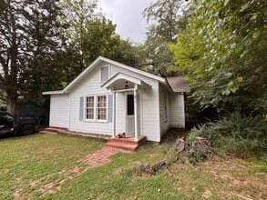 Building Photo - 3 Bedroom, 1 Bath home in West Rome!