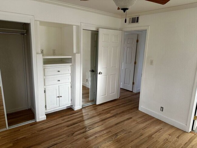 Building Photo - Remodeled 2 bed / 2 bath home near Univers...