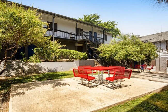 Building Photo - 2101 Burton Dr