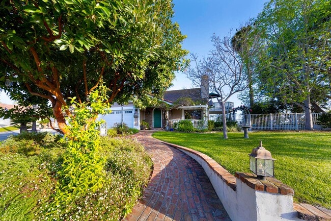 Building Photo - Adorable Short Term Furnished San Clemente Rental Home