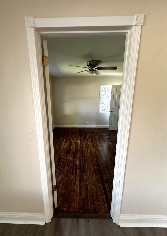 Building Photo - Charming 2/1 with bonus room on HWY 32