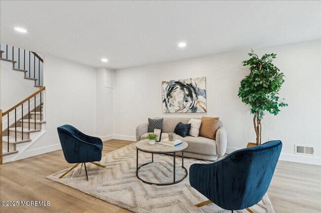 Building Photo - 18 Oak Knl Dr