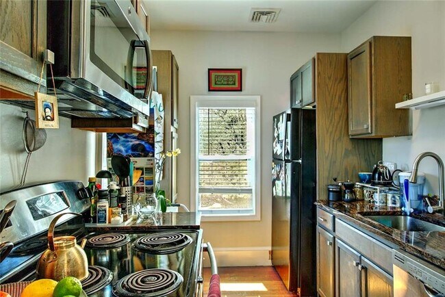 Building Photo - 220 Carpenter St