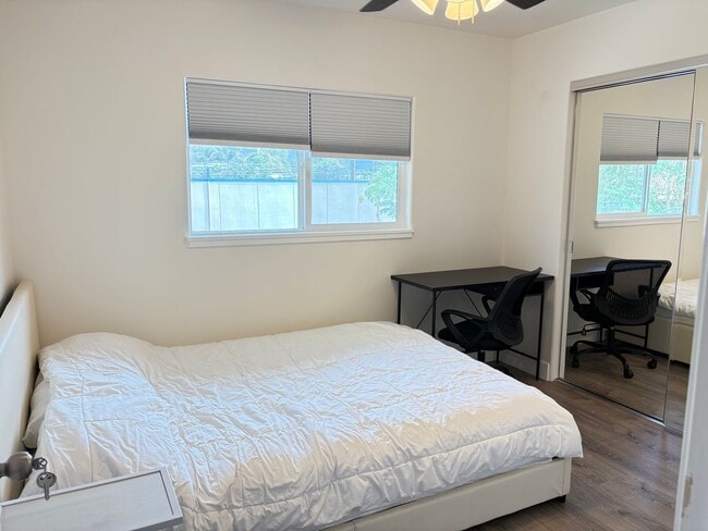 Building Photo - Large 5 Bedroom Home