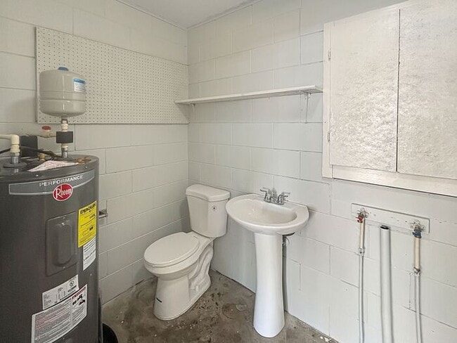 Building Photo - Bright & Inviting 4-Bedroom Home with Mode...