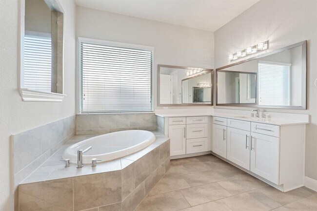 Building Photo - 10709 Lavon Bend