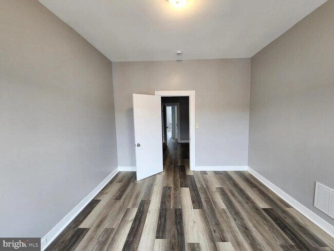 Building Photo - 809 N Curley St