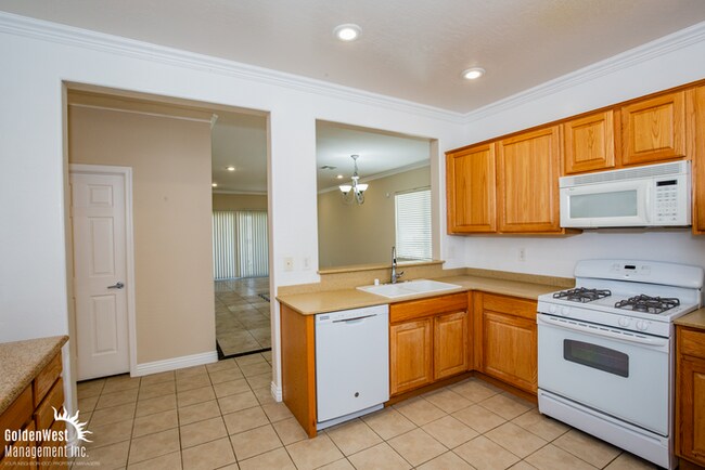 Building Photo - Inviting 3Bdm 2Ba Single-Story Home in Henderson! 55 Plus Community.