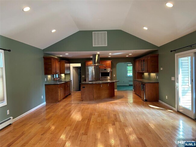 Building Photo - 10-11-11 Alexander Ave