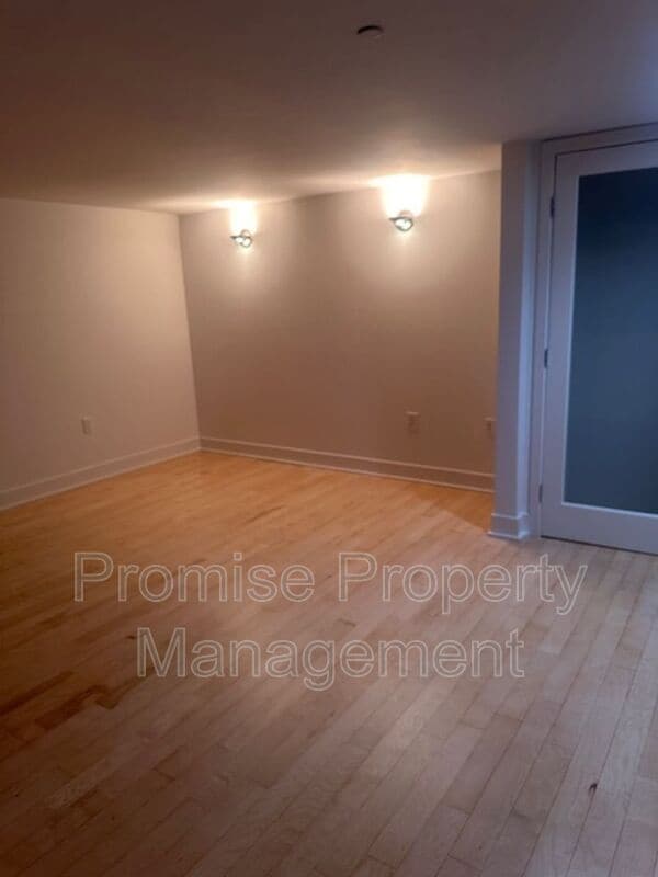 Building Photo - 12837 Moorpark St