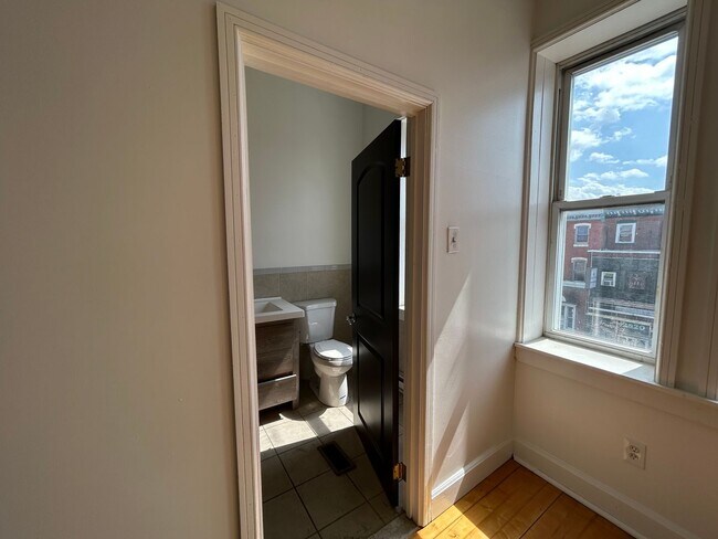 Building Photo - 2823 W Girard Ave