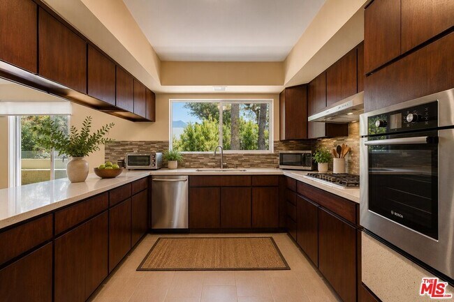 Building Photo - 2657 Zorada Dr