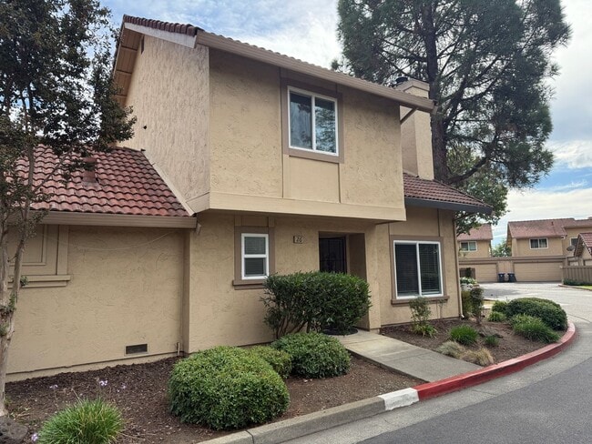 Building Photo - Updated 3 Bedroom 2.5 Bath 2 Story Condo F...