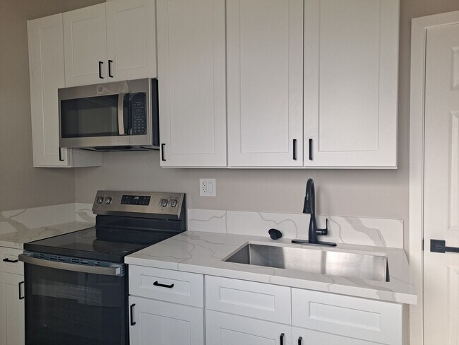 Building Photo - upstairs studio lots of natural lite