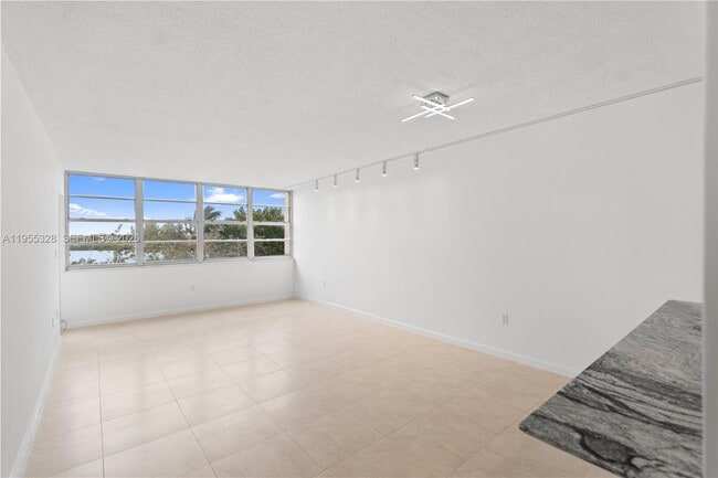 Building Photo - 1301 NE Miami Gardens Dr