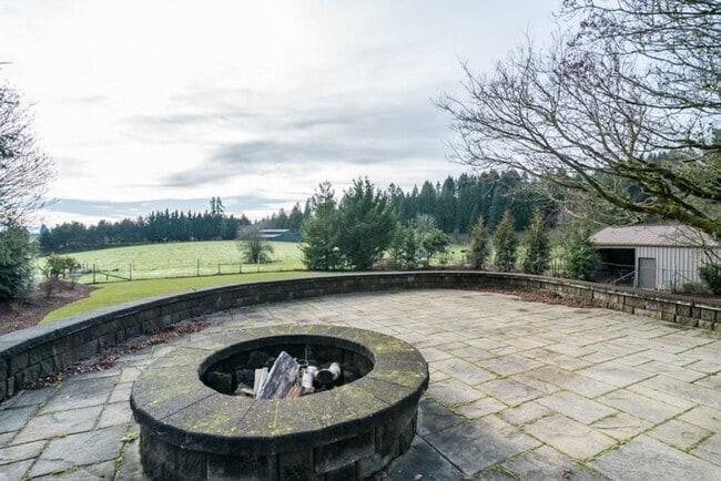 Building Photo - Escape to the Country, Spacious Contemporary in Wilsonville with Shop