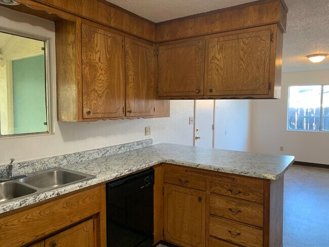 Building Photo - 4 bedroom home in convenient location on Alta Mesa Dr.