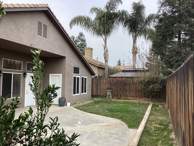 Building Photo - 7526 N Ellendale Ave