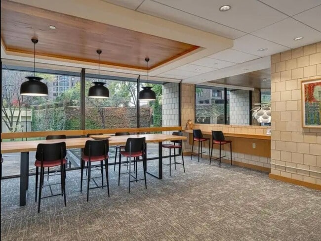 Building Photo - Beautiful 1 bed 1 bath executive condo! Heated parking, gym, sauna!